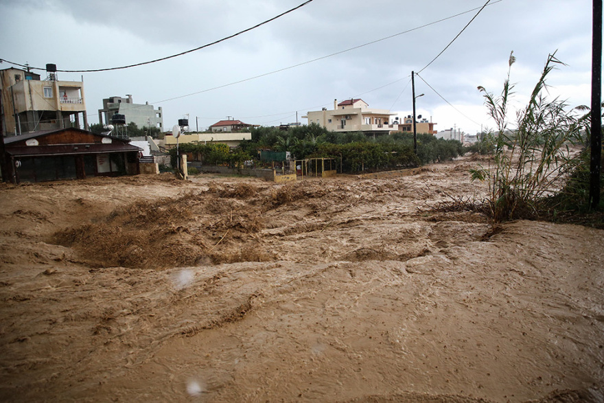 Κακοκαιρία στην Κρήτη: Απεγκλωβίστηκε έγκυος λίγο πριν γεννήσει - Έγιναν 22 διασώσεις ανηλίκων (βίντεο-φωτογραφίες)