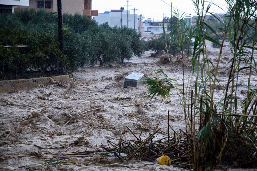 Κακοκαιρία στην Κρήτη: Απεγκλωβίστηκε έγκυος λίγο πριν γεννήσει - Έγιναν 22 διασώσεις ανηλίκων (βίντεο-φωτογραφίες)