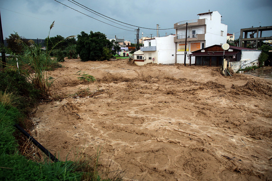 Κακοκαιρία στην Κρήτη: Απεγκλωβίστηκε έγκυος λίγο πριν γεννήσει - Έγιναν 22 διασώσεις ανηλίκων (βίντεο-φωτογραφίες)