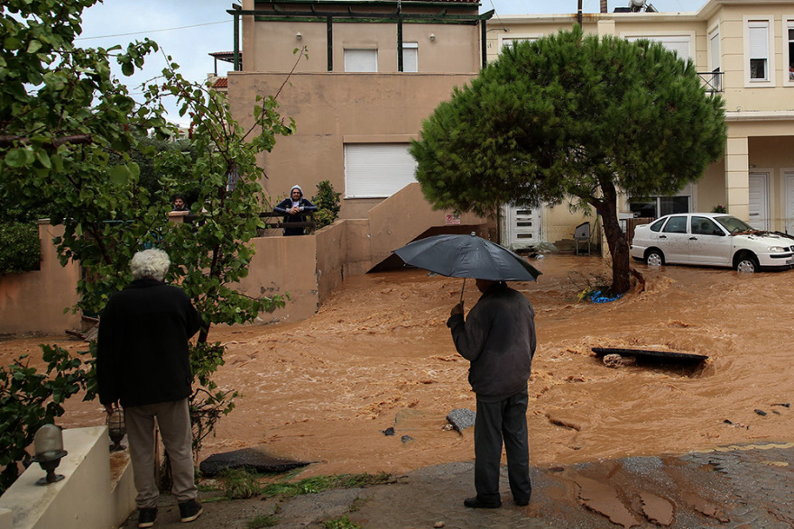 Κακοκαιρία στην Κρήτη: Απεγκλωβίστηκε έγκυος λίγο πριν γεννήσει - Έγιναν 22 διασώσεις ανηλίκων (βίντεο-φωτογραφίες)