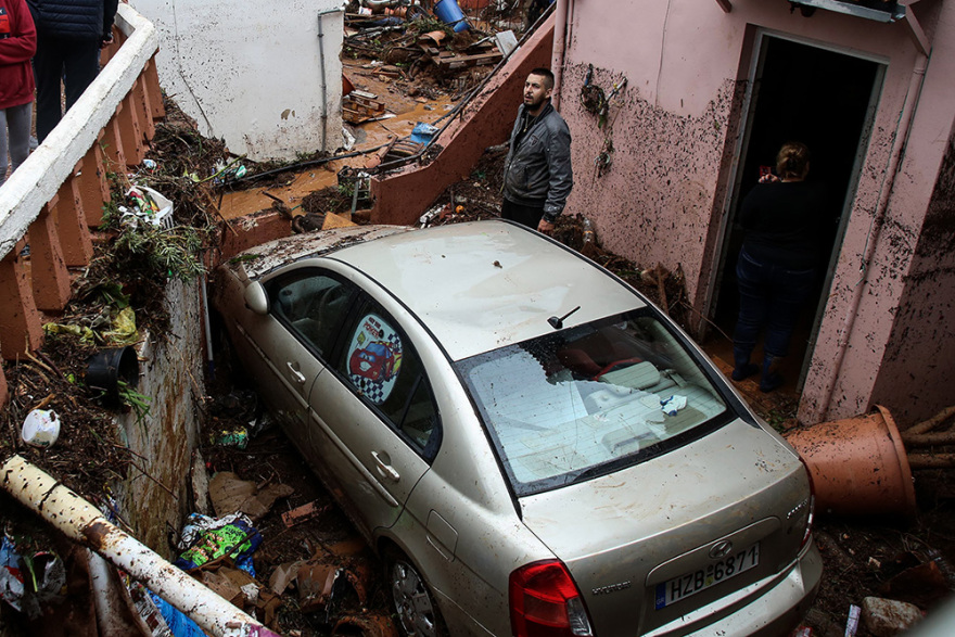 Κακοκαιρία στην Κρήτη: Απεγκλωβίστηκε έγκυος λίγο πριν γεννήσει - Έγιναν 22 διασώσεις ανηλίκων (βίντεο-φωτογραφίες)