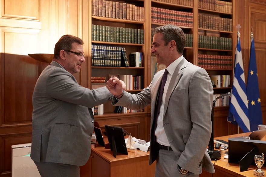 Με τον Έλληνα CEO της Pfizer Άλμπερτ Μπουρλά επικοινώνησε ο Κυριάκος Μητσοτάκης