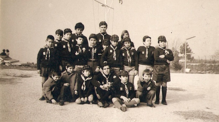 Άλμπερτ Μπουρλά: Ο «εγκέφαλος» της Pfizer ως... λυκόπουλο στην 6η Αγέλη Ναυτοπροσκόπων Λευκού Πύργου!