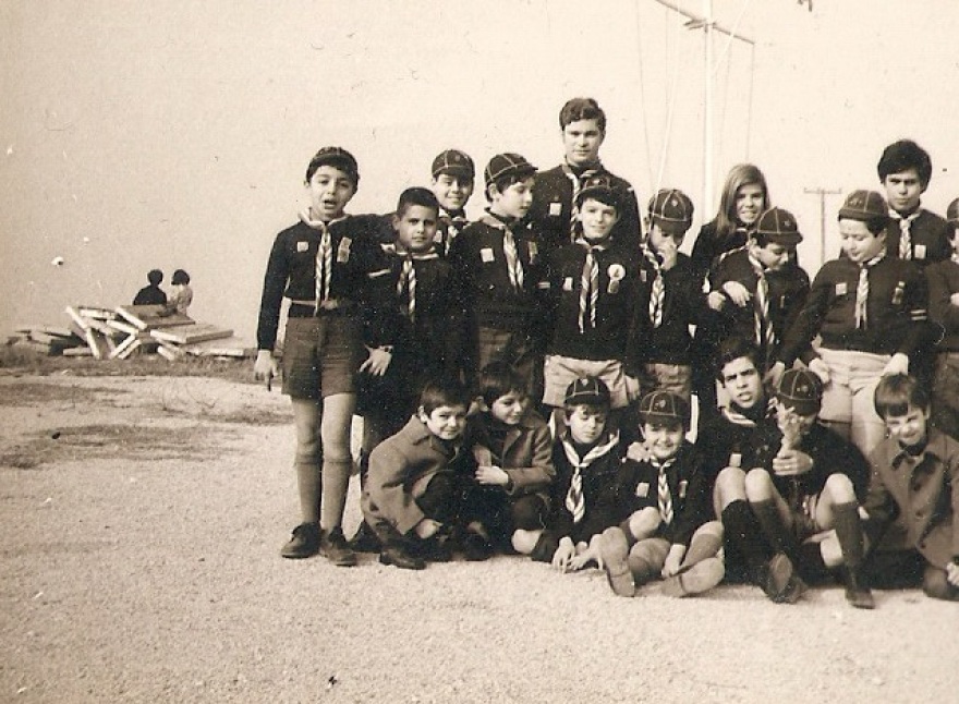 Άλμπερτ Μπουρλά: Ο «εγκέφαλος» της Pfizer ως... λυκόπουλο στην 6η Αγέλη Ναυτοπροσκόπων Λευκού Πύργου!