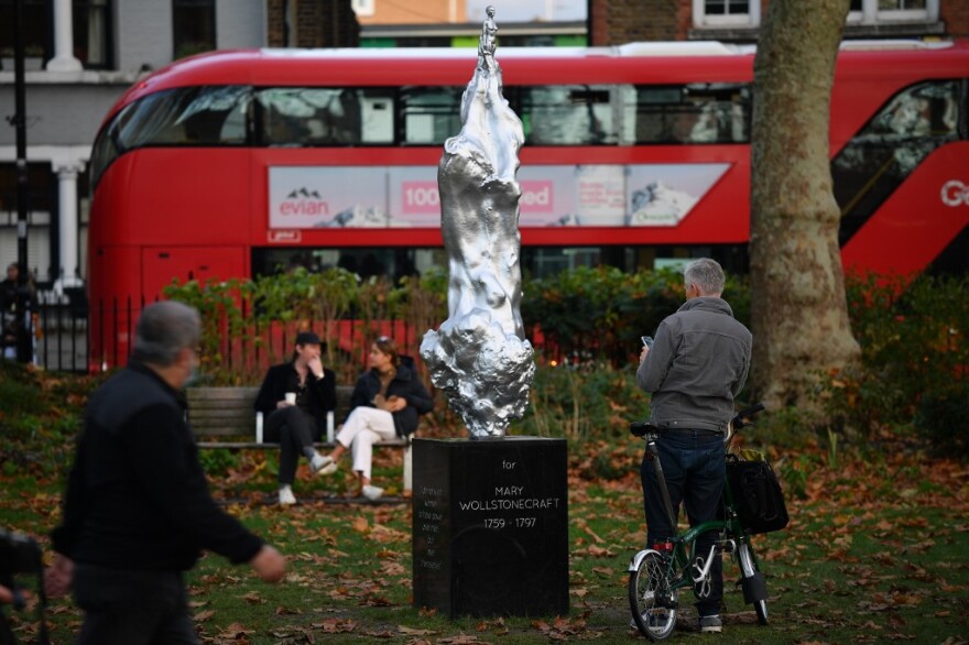 Σάλος με γυμνό γυναικείο άγαλμα που τιμά τη «μητέρα του φεμινισμού» Μέρι Γουόλστονκραφτ