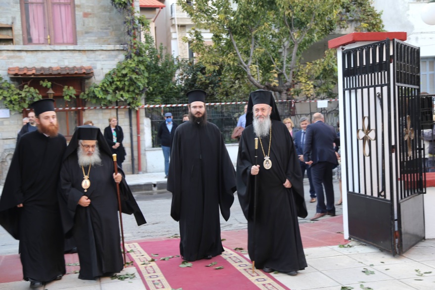 Πώς φούντωσε ο κορωνοϊός στην Πέλλα: Eικόνες συνωστισμού σε εκκλησιαστική τελετή