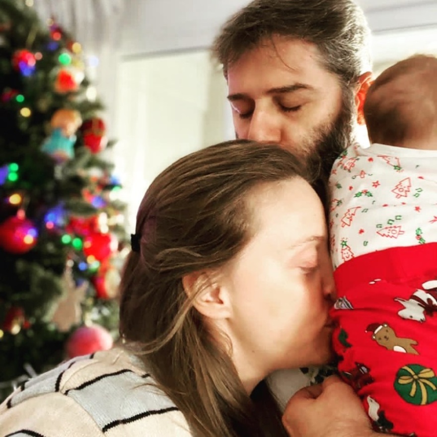 Αλέξανδρος Μπουρδούμης - Λένα Δροσάκη: Στόλισαν δέντρο και ποζάρουν με τον γιο τους