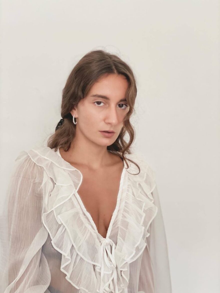 Σίλια Κατραλή: «Ο έρωτας είναι σαν το “μ” στον Οκτώμβρη, συνηθισμένο λάθος»