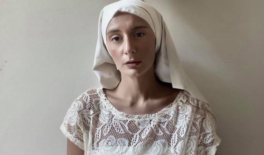 Σίλια Κατραλή: «Ο έρωτας είναι σαν το “μ” στον Οκτώμβρη, συνηθισμένο λάθος»