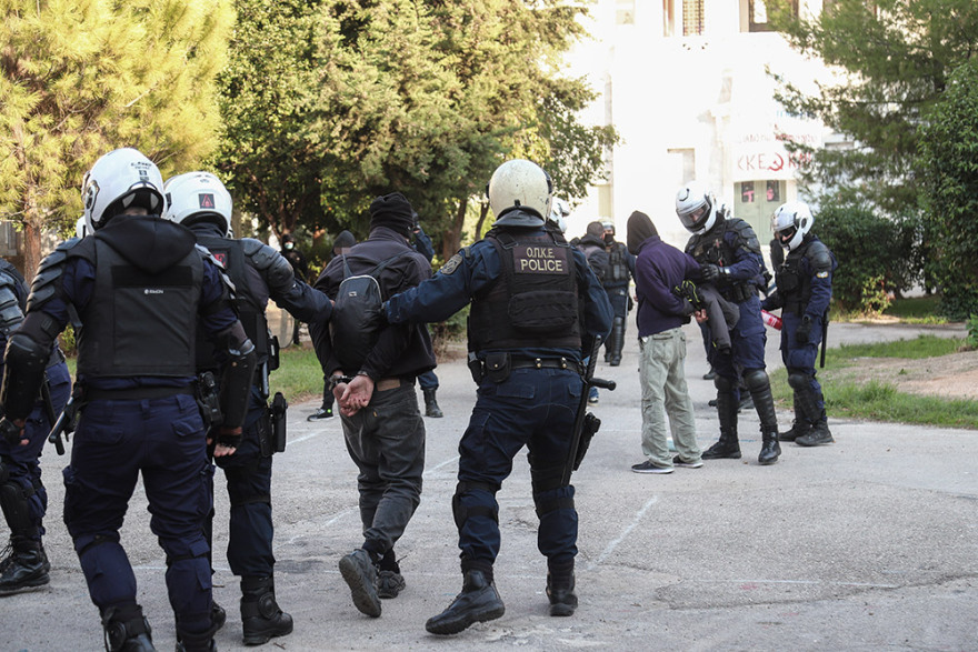 Προσαγωγές ατόμων μέσα στο Πολυτεχνείο - Ταυτόχρονη επιχείρηση και στην Πολυτεχνειούπολη