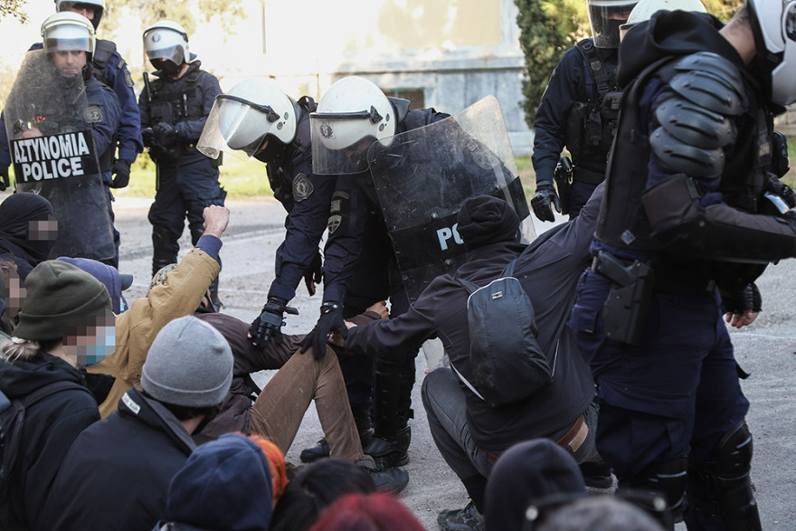 Προσαγωγές ατόμων μέσα στο Πολυτεχνείο - Ταυτόχρονη επιχείρηση και στην Πολυτεχνειούπολη