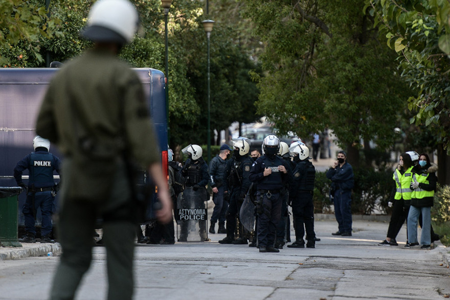 Προσαγωγές ατόμων μέσα στο Πολυτεχνείο - Ταυτόχρονη επιχείρηση και στην Πολυτεχνειούπολη