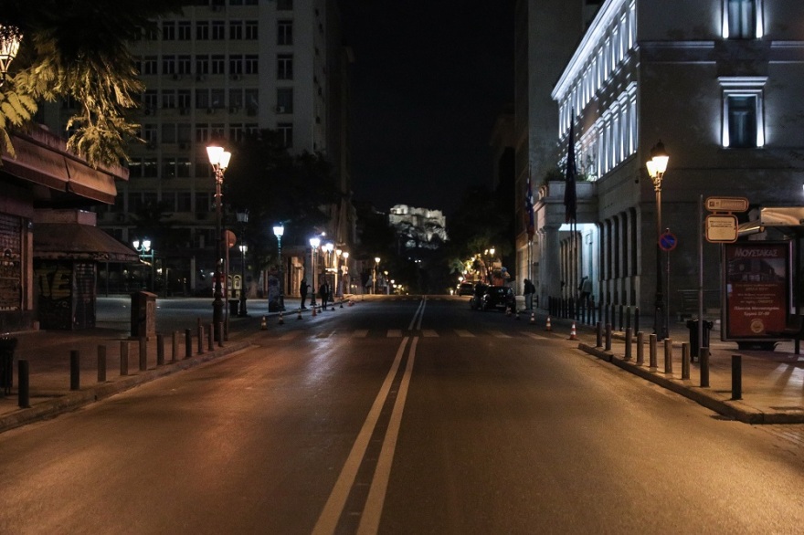 Πρώτη νύχτα με απαγόρευση κυκλοφορίας μετά τις 9