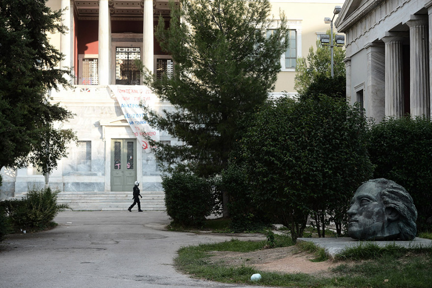 Προσαγωγές ατόμων μέσα στο Πολυτεχνείο - Ταυτόχρονη επιχείρηση και στην Πολυτεχνειούπολη