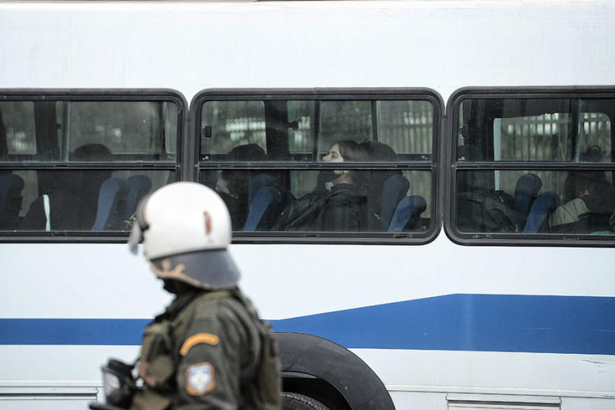 Προσαγωγές ατόμων μέσα στο Πολυτεχνείο - Ταυτόχρονη επιχείρηση και στην Πολυτεχνειούπολη