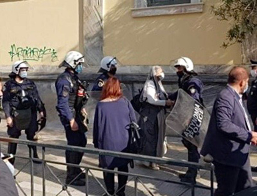 Πολυτεχνείο: Προσαγωγή δύο γυναικών που πήγαν να μοιράσουν τρόφιμα στους συγκεντρωμένους