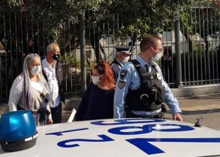 Πολυτεχνείο: Προσαγωγή δύο γυναικών που πήγαν να μοιράσουν τρόφιμα στους συγκεντρωμένους