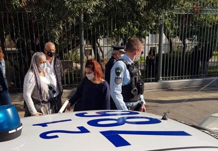 Πολυτεχνείο: Προσαγωγή δύο γυναικών που πήγαν να μοιράσουν τρόφιμα στους συγκεντρωμένους