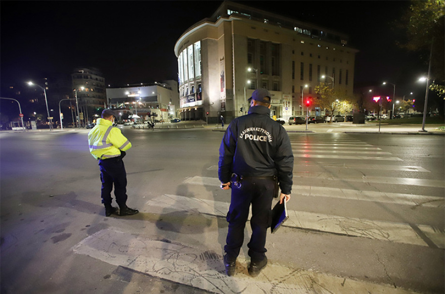 Πρώτη νύχτα με απαγόρευση κυκλοφορίας μετά τις 9