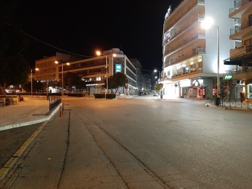 Πρώτη νύχτα με απαγόρευση κυκλοφορίας μετά τις 9