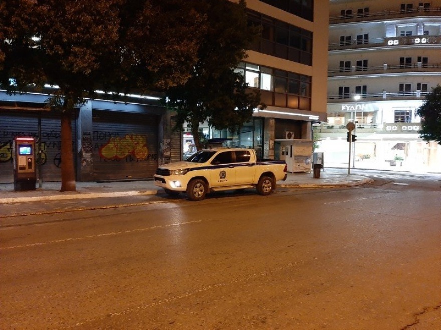 Πρώτη νύχτα με απαγόρευση κυκλοφορίας μετά τις 9