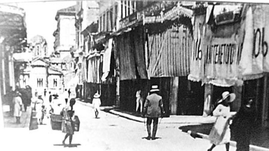 Τα στολίδια των εμπορικών δρόμων: Οι εξωφρενικές επιγραφές