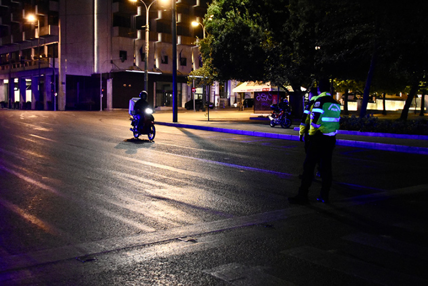 Πρώτη νύχτα με απαγόρευση κυκλοφορίας μετά τις 9