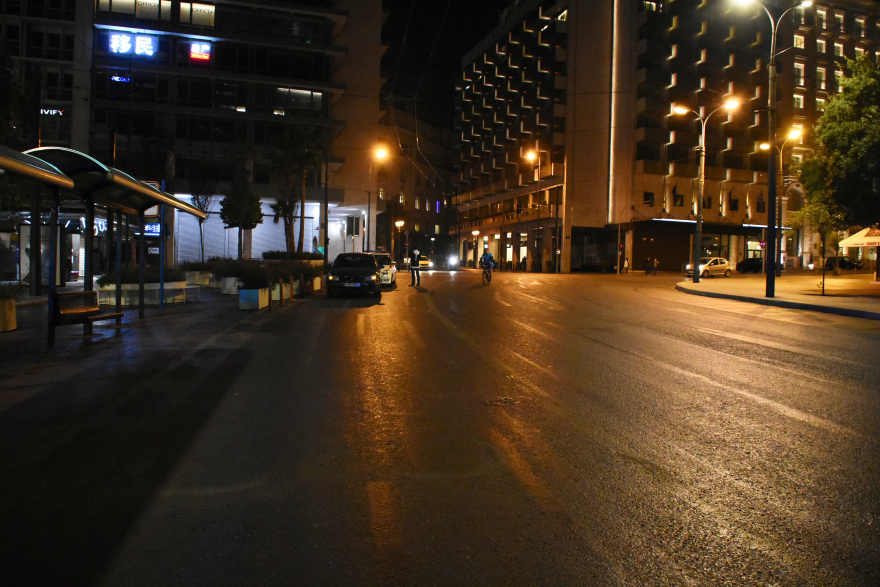 Πρώτη νύχτα με απαγόρευση κυκλοφορίας μετά τις 9