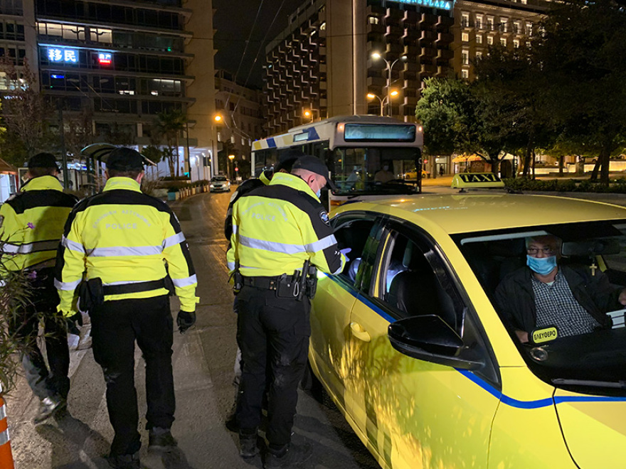 Πρώτη νύχτα με απαγόρευση κυκλοφορίας μετά τις 9