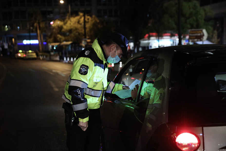 Πρώτη νύχτα με απαγόρευση κυκλοφορίας μετά τις 9