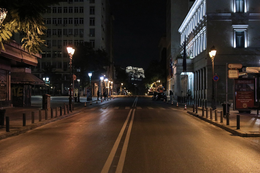 Φωτογραφίες: Έρημο Σαββατόβραδο στις πόλεις - Άδειοι οι δρόμοι 