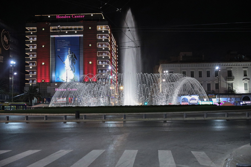 Φωτογραφίες: Έρημο Σαββατόβραδο στις πόλεις - Άδειοι οι δρόμοι 