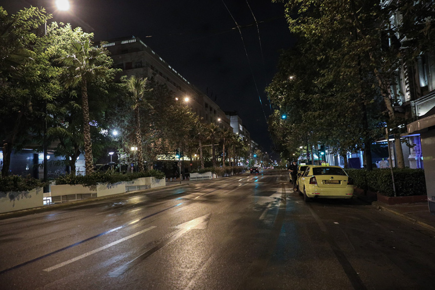 Φωτογραφίες: Έρημο Σαββατόβραδο στις πόλεις - Άδειοι οι δρόμοι 