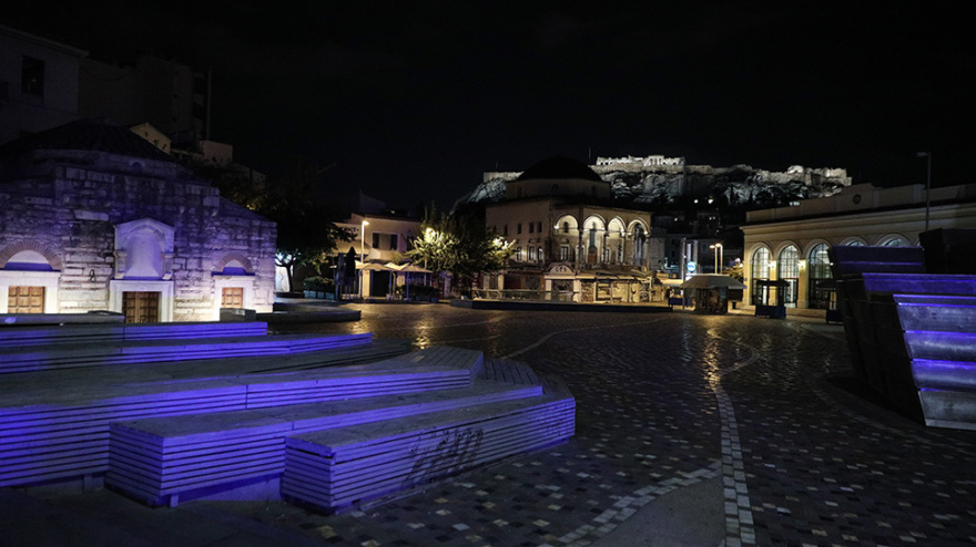 Φωτογραφίες: Έρημο Σαββατόβραδο στις πόλεις - Άδειοι οι δρόμοι 