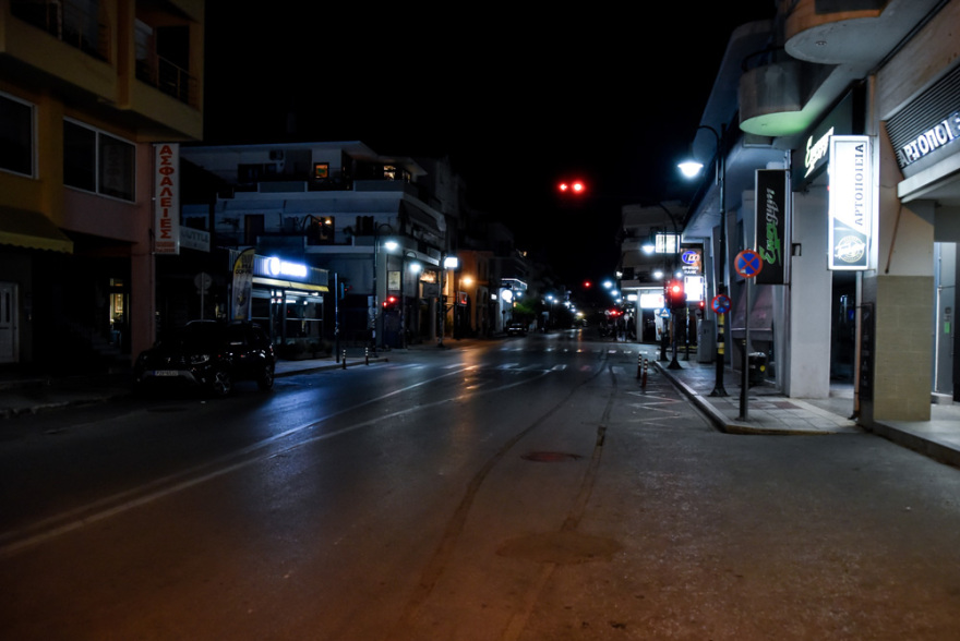 Φωτογραφίες: Έρημο Σαββατόβραδο στις πόλεις - Άδειοι οι δρόμοι 
