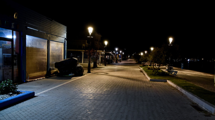 Φωτογραφίες: Έρημο Σαββατόβραδο στις πόλεις - Άδειοι οι δρόμοι 