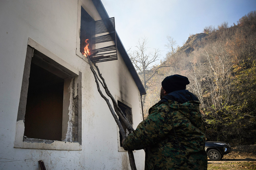 Ναγκόρνο Καραμπάχ: Καμένη γη μετά τη συμφωνία- Οι κερδισμένοι και οι χαμένοι