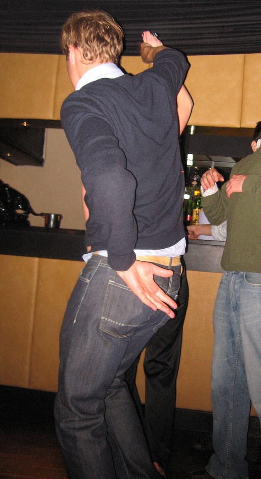 Φωτογραφίες: Ο πρίγκιπας Γουίλιαμ χορεύει μεθυσμένος με γοητευτική ξανθιά σε υπόγειο club του Λονδίνου