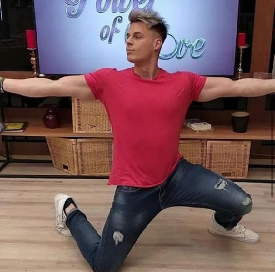 Το ροζ βίντεο του Φίλιππου Αρβανίτη και η σιωπή του που «άναψε φωτιές» στα social media