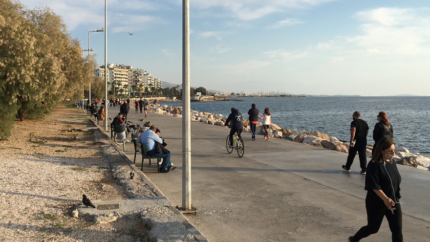 Στην παραλία του Φλοίσβου κόσμος με σύμμαχο τον καλό καιρό - Βίντεο και φωτογραφίες