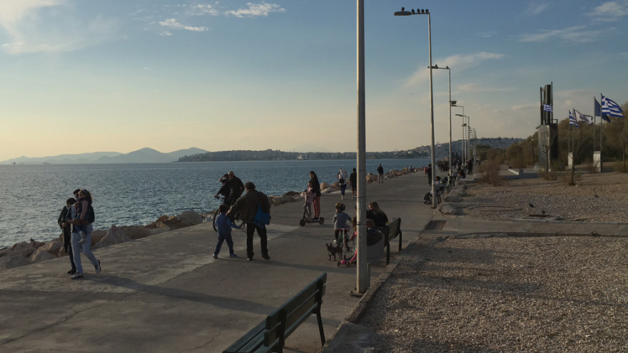 Στην παραλία του Φλοίσβου κόσμος με σύμμαχο τον καλό καιρό - Βίντεο και φωτογραφίες
