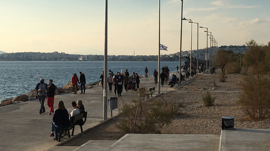 Στην παραλία του Φλοίσβου κόσμος με σύμμαχο τον καλό καιρό - Βίντεο και φωτογραφίες