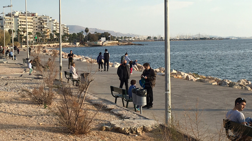 Στην παραλία του Φλοίσβου κόσμος με σύμμαχο τον καλό καιρό - Βίντεο και φωτογραφίες