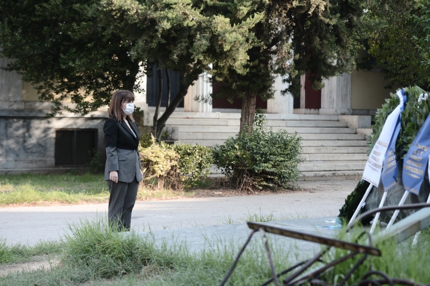 Σακελλαροπούλου: «Το Πολυτεχνείο μας διδάσκει ότι η Δημοκρατία απαιτεί αρετή και θυσίες»