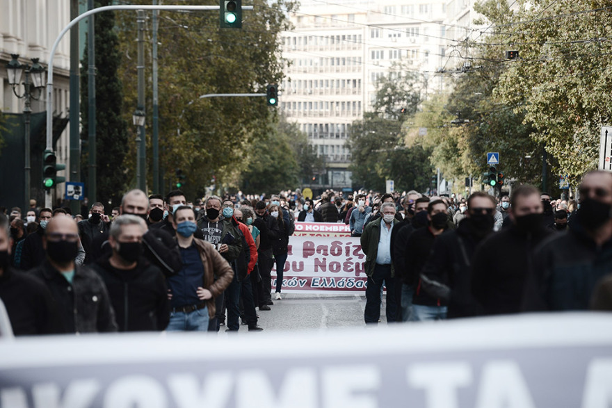 Επεισόδια στο κέντρο της Αθήνας με μέλη του ΚΚΕ που έκαναν δεύτερη συγκέντρωση - Δείτε βίντεο και φωτογραφίες