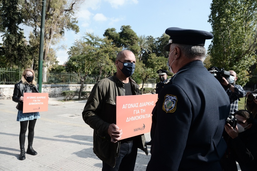Πορεία του Βαρουφάκη και των βουλευτών του ΜέΡΑ25 στο Πολυτεχνείο 