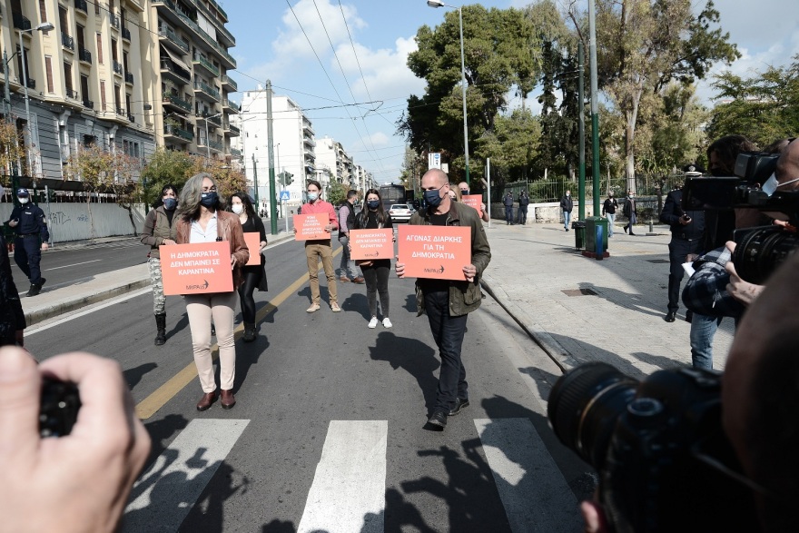 Πορεία του Βαρουφάκη και των βουλευτών του ΜέΡΑ25 στο Πολυτεχνείο 