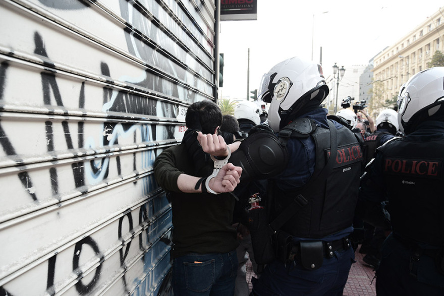 Επεισόδια στο κέντρο της Αθήνας με μέλη του ΚΚΕ που έκαναν δεύτερη συγκέντρωση - Δείτε βίντεο και φωτογραφίες