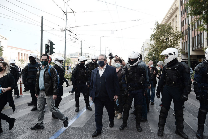 Επεισόδια στο κέντρο της Αθήνας με μέλη του ΚΚΕ που έκαναν δεύτερη συγκέντρωση - Δείτε βίντεο και φωτογραφίες