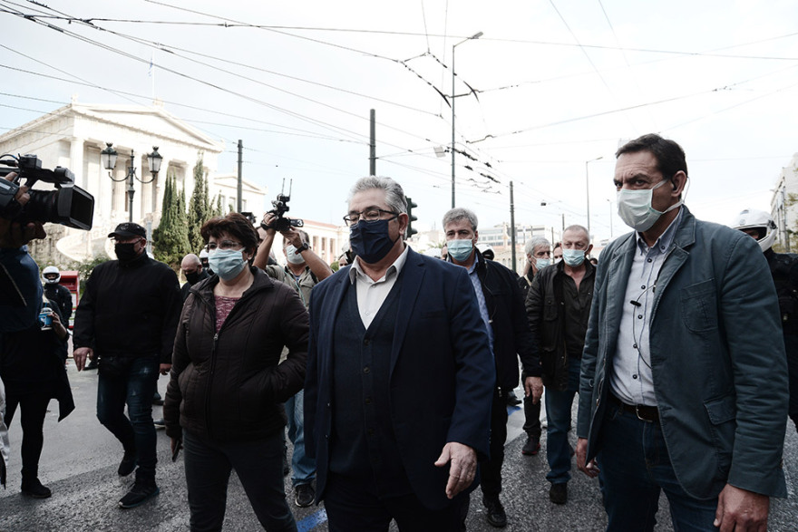 Επεισόδια στο κέντρο της Αθήνας με μέλη του ΚΚΕ που έκαναν δεύτερη συγκέντρωση - Δείτε βίντεο και φωτογραφίες